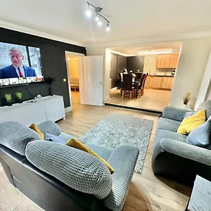 Apartment Glen Fern - Garden With Parking - Heart Of Town Centre - Close To - Darts And Table Football - Sleeps 11